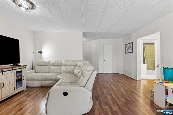 $300,000 | 290 Anderson Street, Unit 2A, Hackensack, NJ 07601