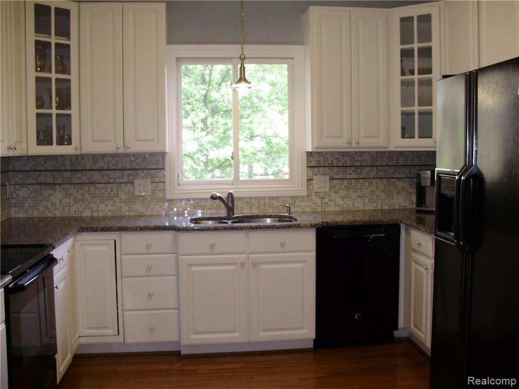 2267 Crystal Drive, Unit 34 Rochester, MI 48309 - Photo 8 of 33 P5190827.JPG
