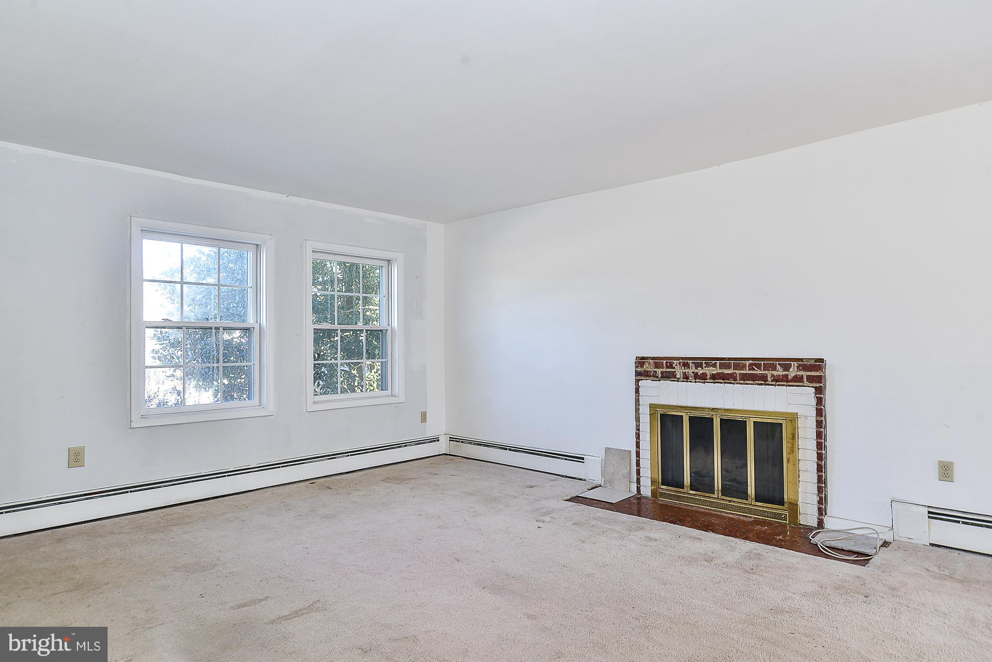 10121 Glenmere Road Fairfax, VA 22032 - Photo 11 of 30 Living Room