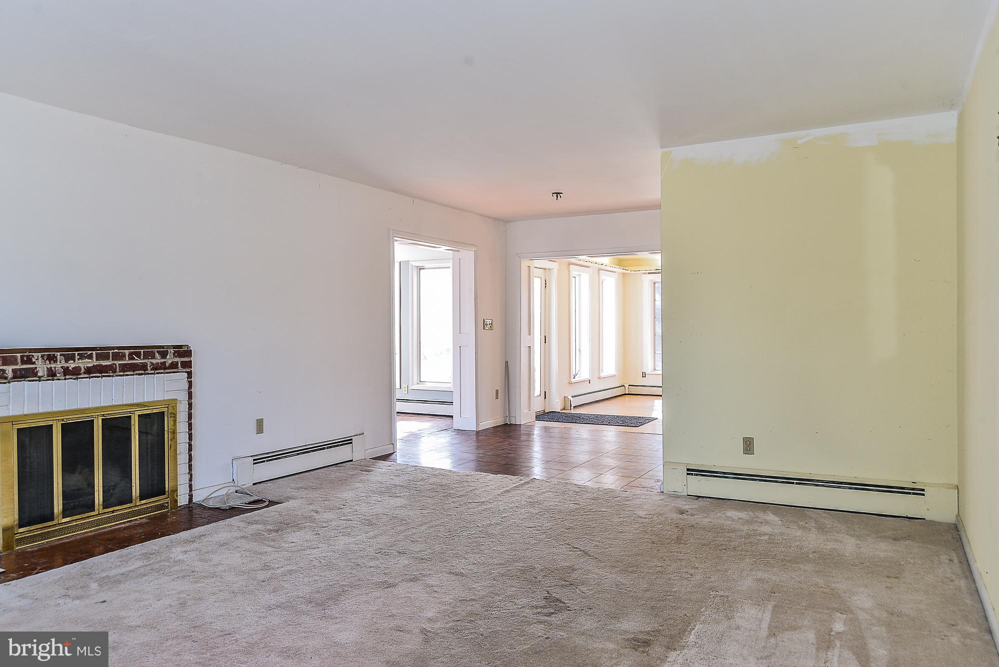 10121 Glenmere Road Fairfax, VA 22032 - Photo 12 of 30 Living Room