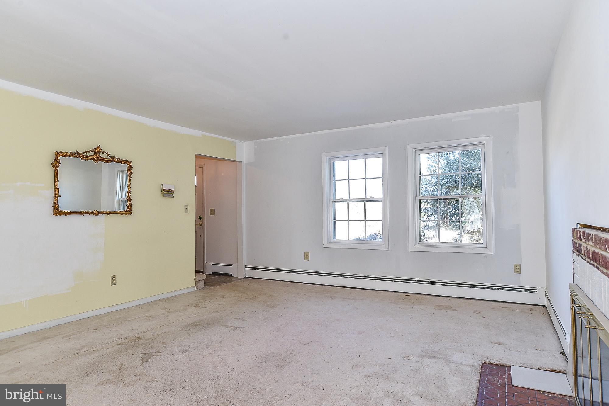 10121 Glenmere Road Fairfax, VA 22032 - Photo 13 of 30 Living Room