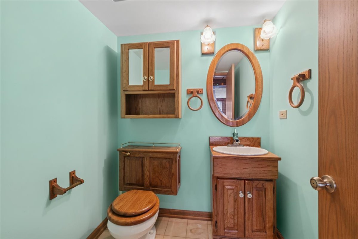 320 South Garfield Avenue New Lenox, IL 60451 - Photo 18 of 20 a bathroom with a toilet a sink and mirror