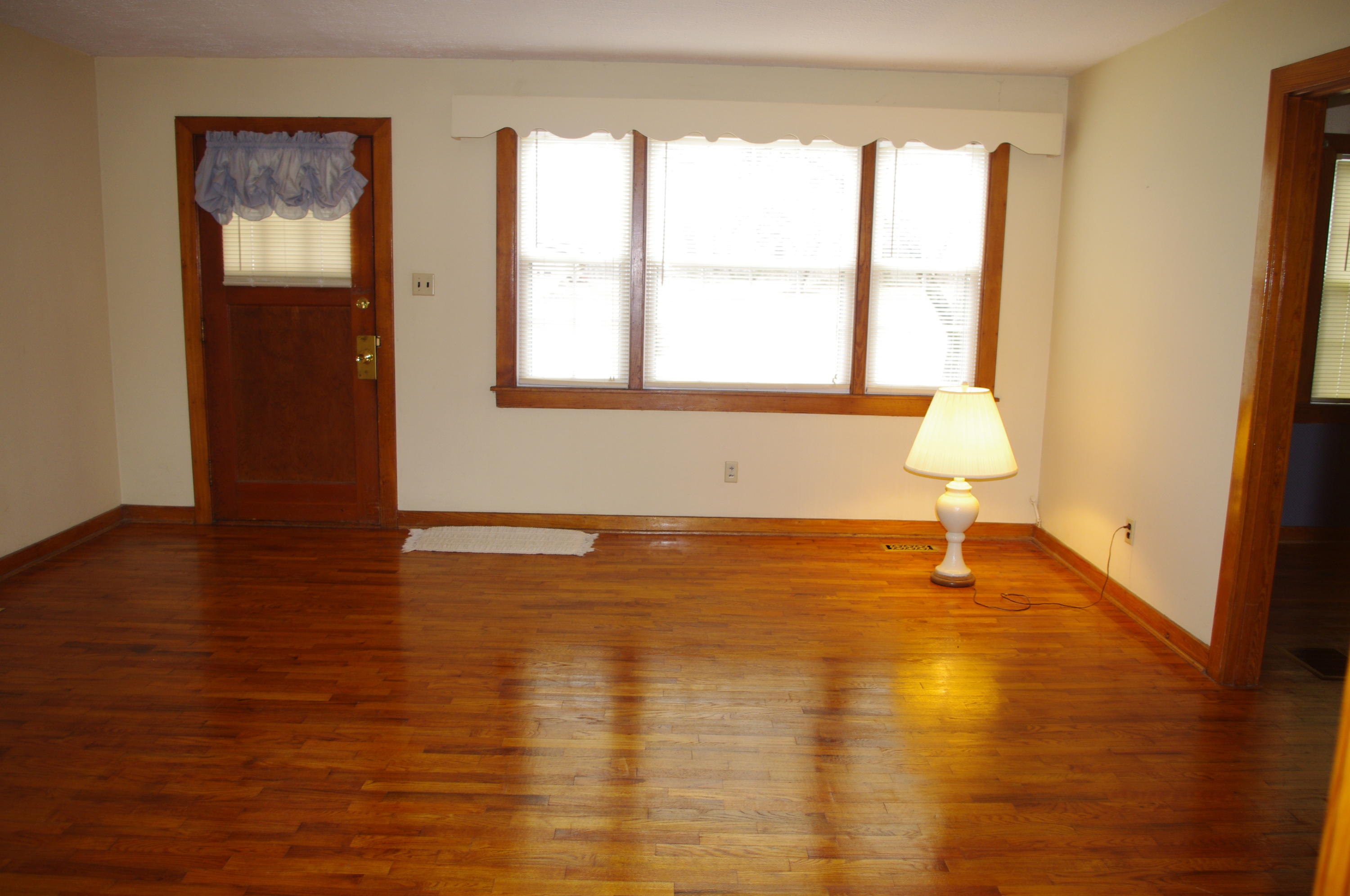 6600 Ridgeview Road Knoxville, TN 37918 - Photo 3 of 32 Entry into living room