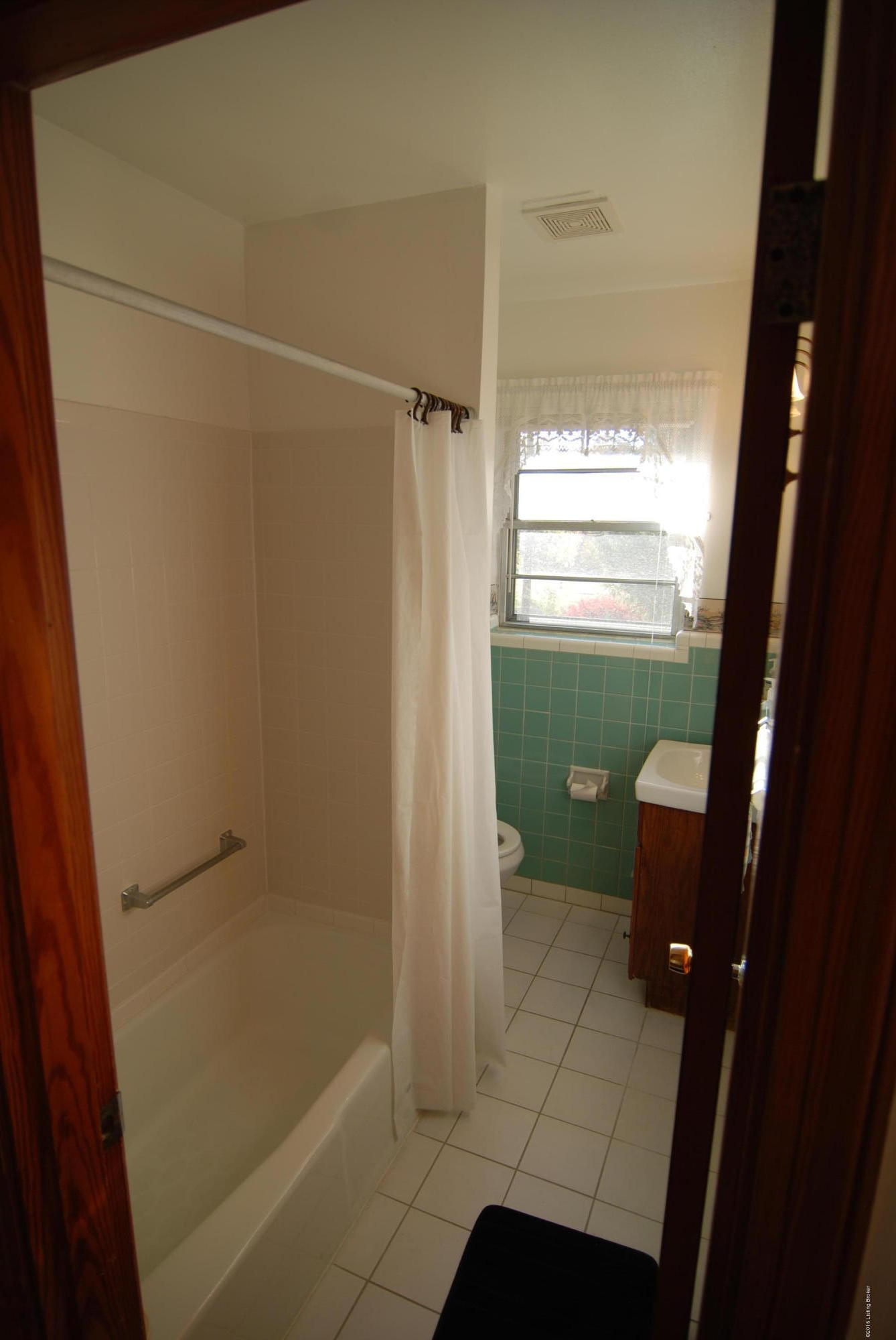 5327 New Cut Road Louisville, KY 40214 - Photo 15 of 17 Bath