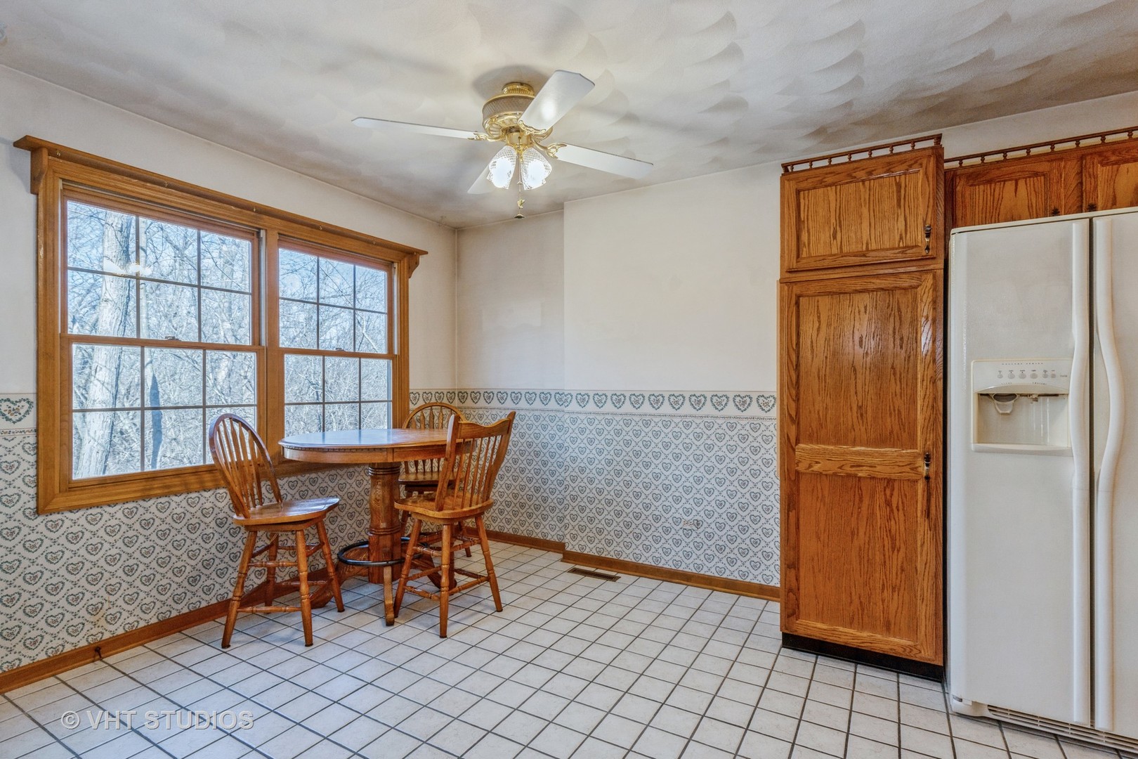 1675 West Beach Road, Unit 1675 Waukegan, IL 60087 - Photo 5 of 12 a dining room with furniture and window
