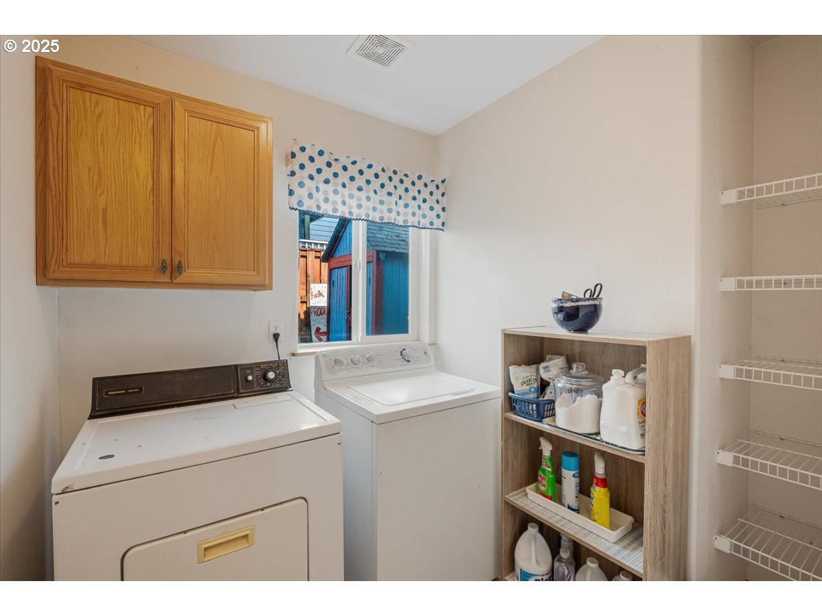 287 Southwest Oliver Court Dundee, OR 97115 - Photo 27 of 41 a utility room with dryer and washer