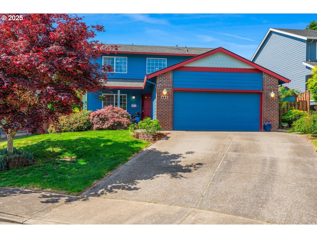 287 Southwest Oliver Court Dundee, OR 97115 - Photo 3 of 41 a front view of a house with garden