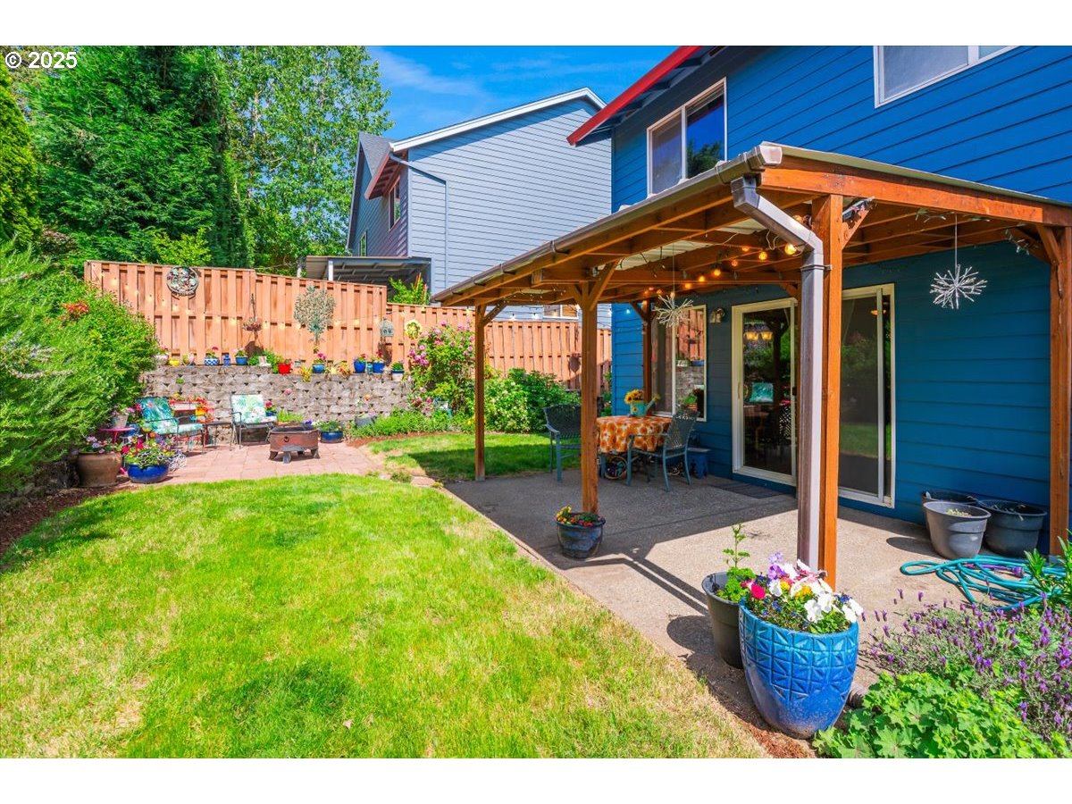 287 Southwest Oliver Court Dundee, OR 97115 - Photo 39 of 41 a view of a patio with table and chairs potted plants