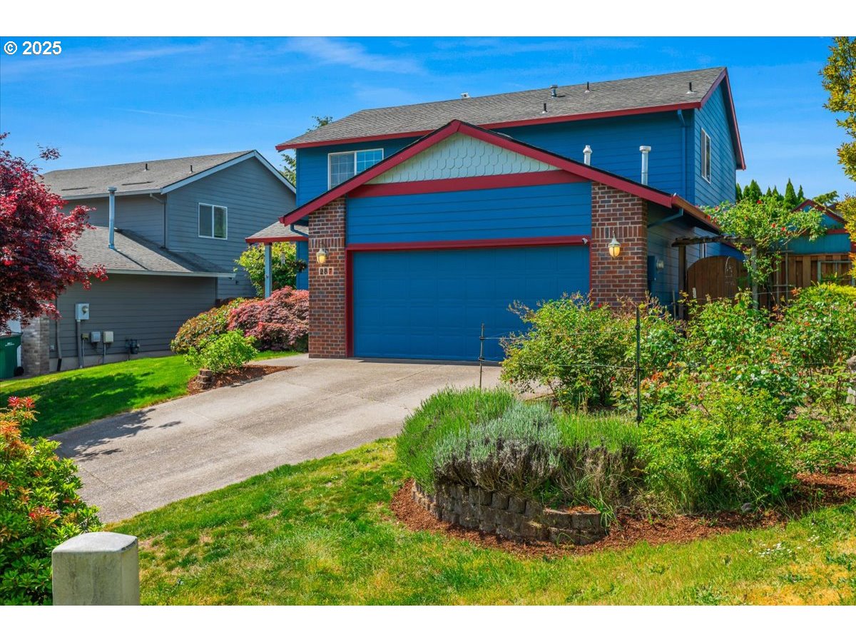 287 Southwest Oliver Court Dundee, OR 97115 - Photo 4 of 41 a front view of a house with a yard