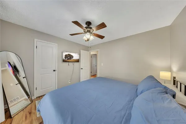 a furnished livingroom with a ceiling fan