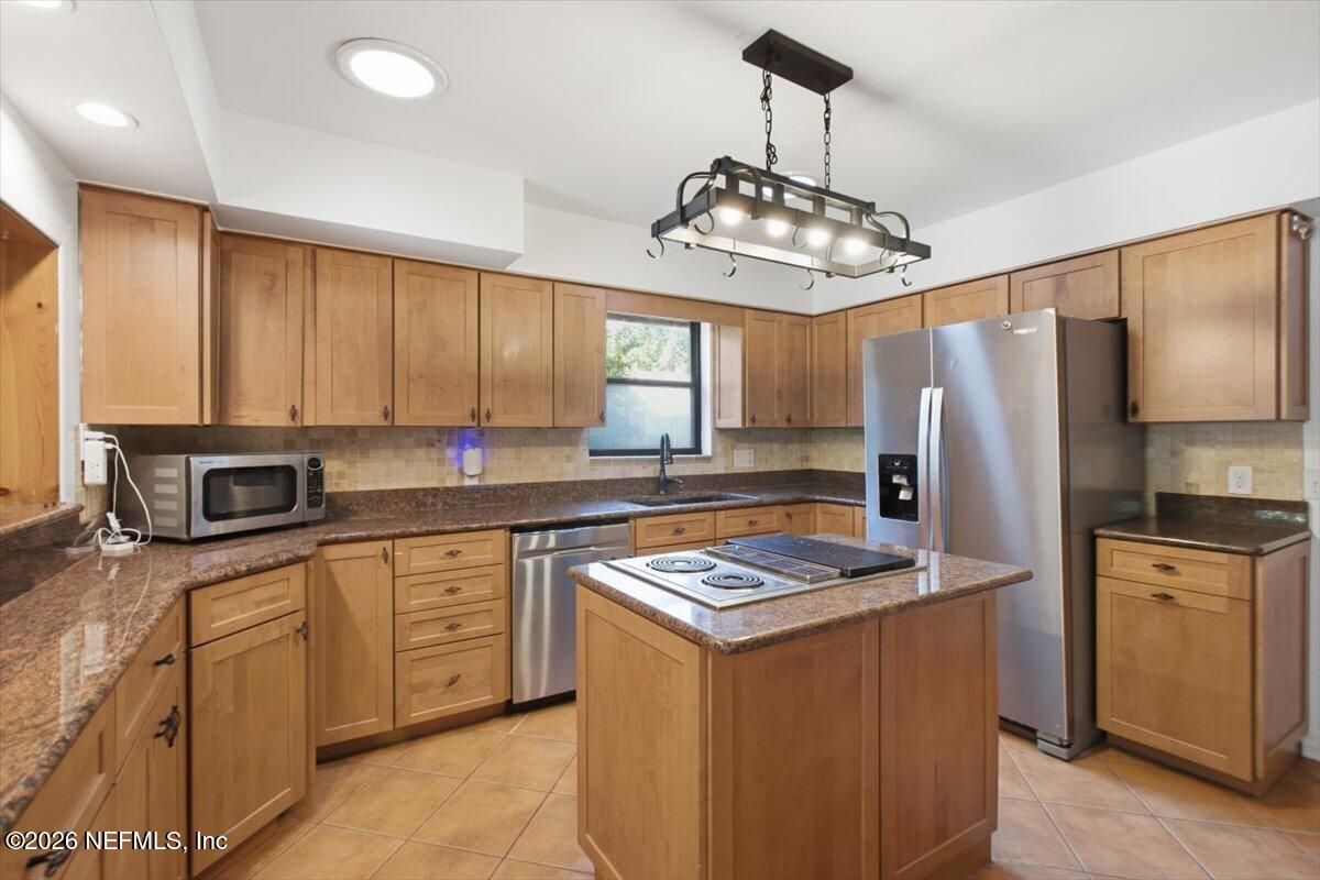 1425 Oak Haven Road Jacksonville, FL 32207 - Photo 9 of 25 09-Kitchen