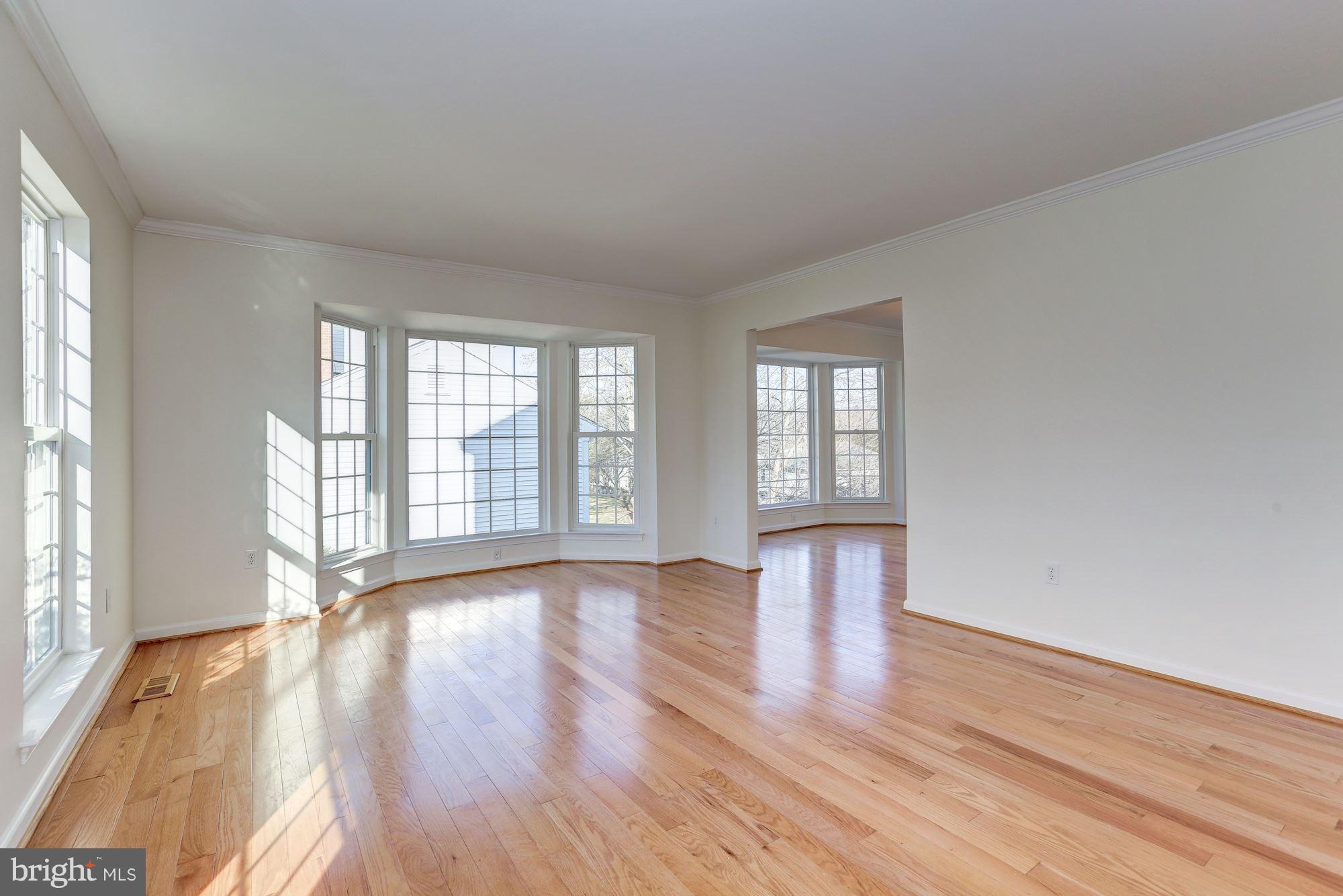 911 Pointer Ridge Drive Gaithersburg, MD 20878 - Photo 5 of 30 Living Room
