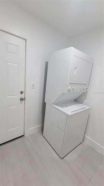 2519 West Walnut Street Tampa, FL 33607 - Photo 18 of 19 a bathroom with a sink and shower