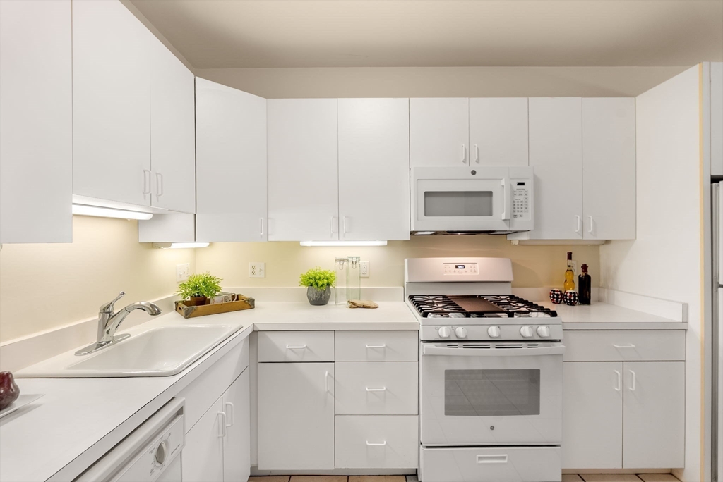 7 Regent Circle, Unit 3 Brookline, MA 02445 - Photo 8 of 22