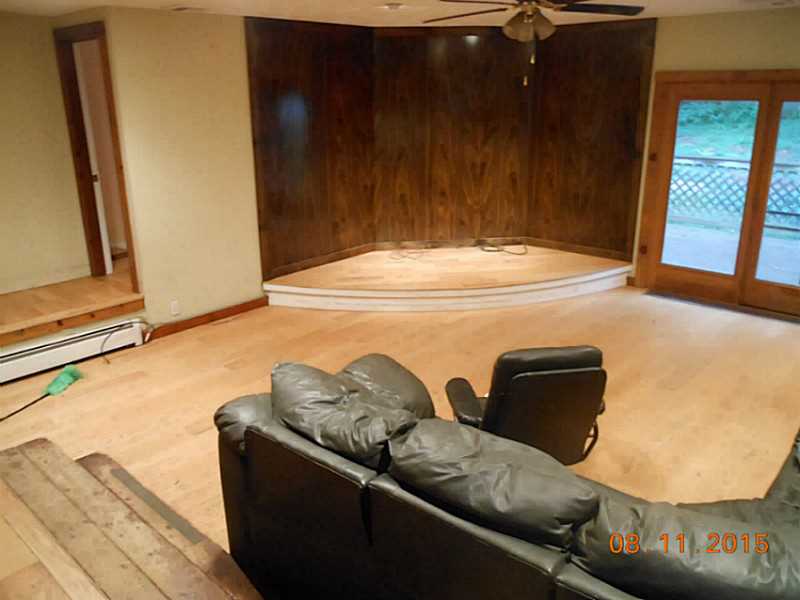 414 Middlebridge Road South Kingstown, RI 02879 - Photo 4 of 7 Living Room.