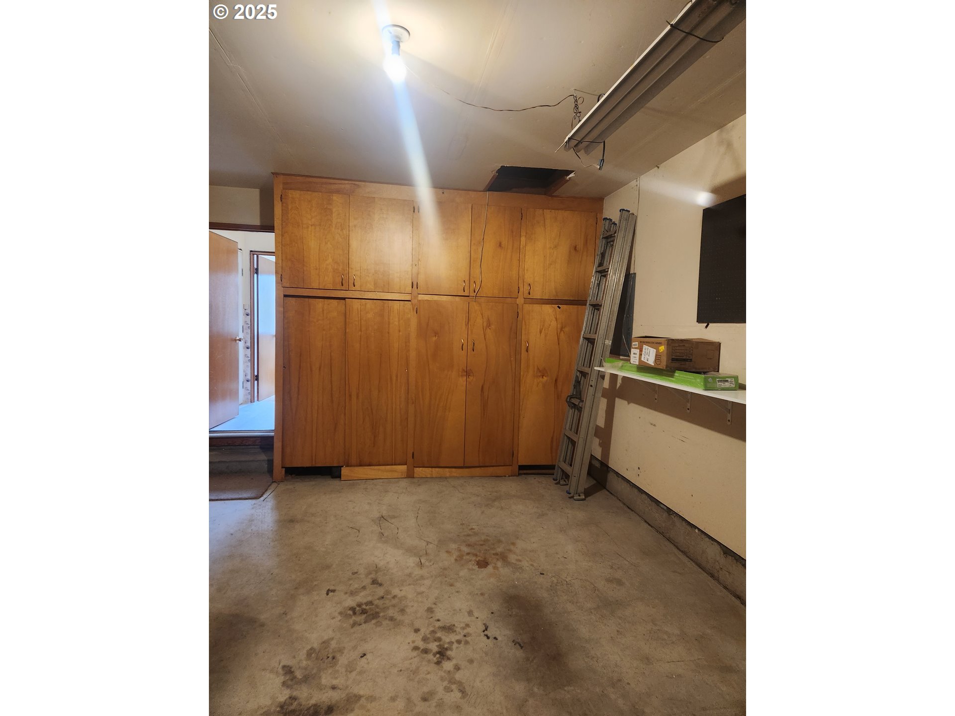 2207 Oregon Court Woodburn, OR 97071 - Photo 20 of 27 a view of utility room