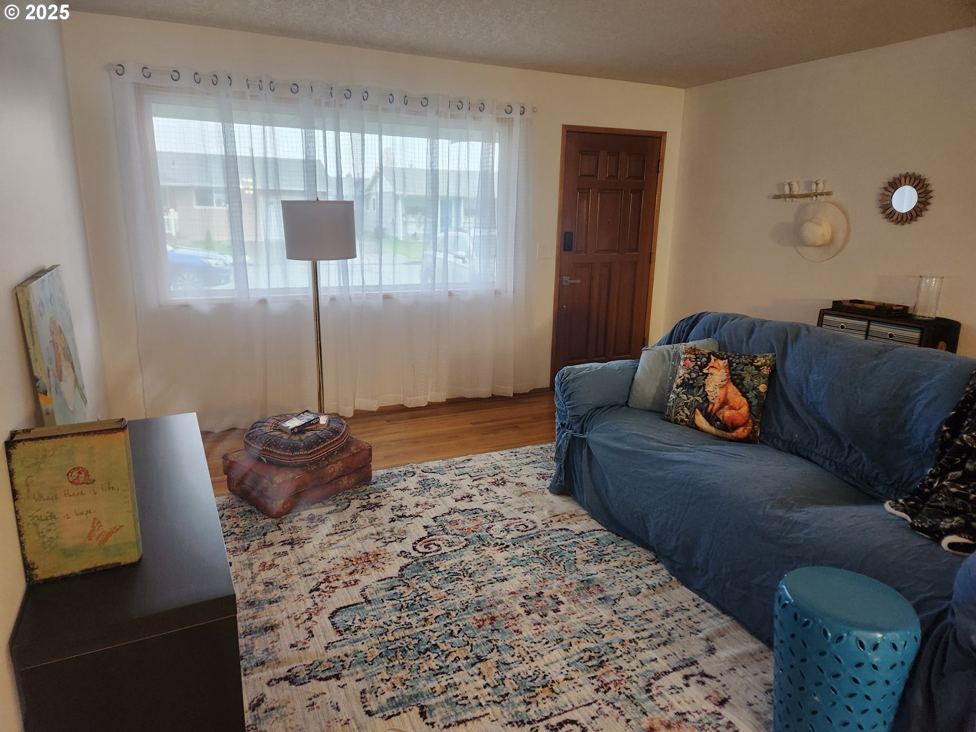 2207 Oregon Court Woodburn, OR 97071 - Photo 3 of 27 a living room with furniture flowerpot and a window