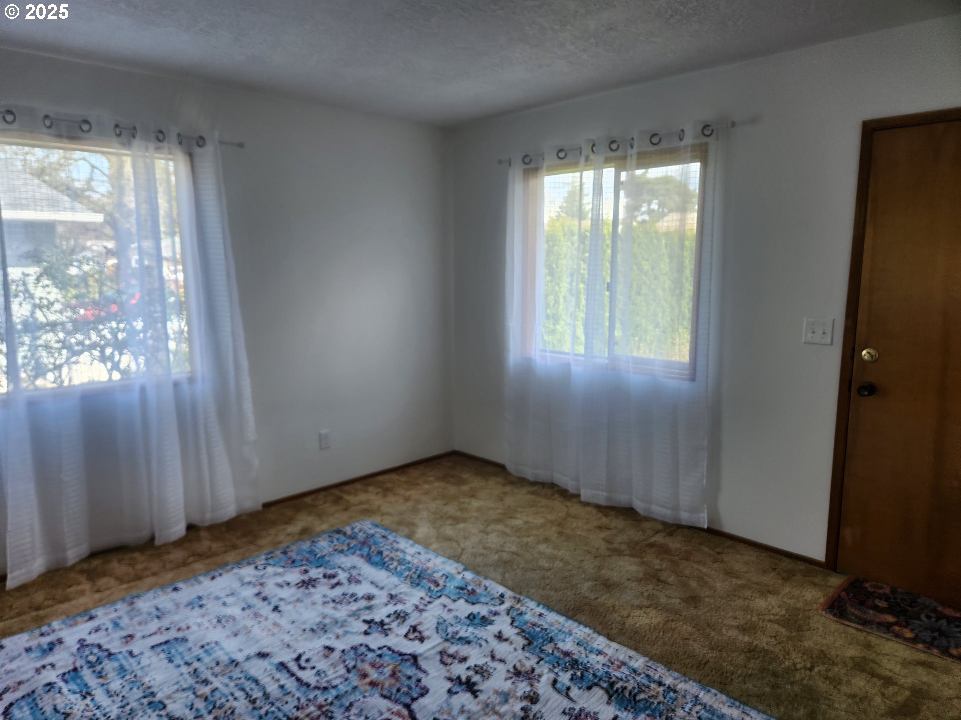 2207 Oregon Court Woodburn, OR 97071 - Photo 9 of 27 an empty room with window