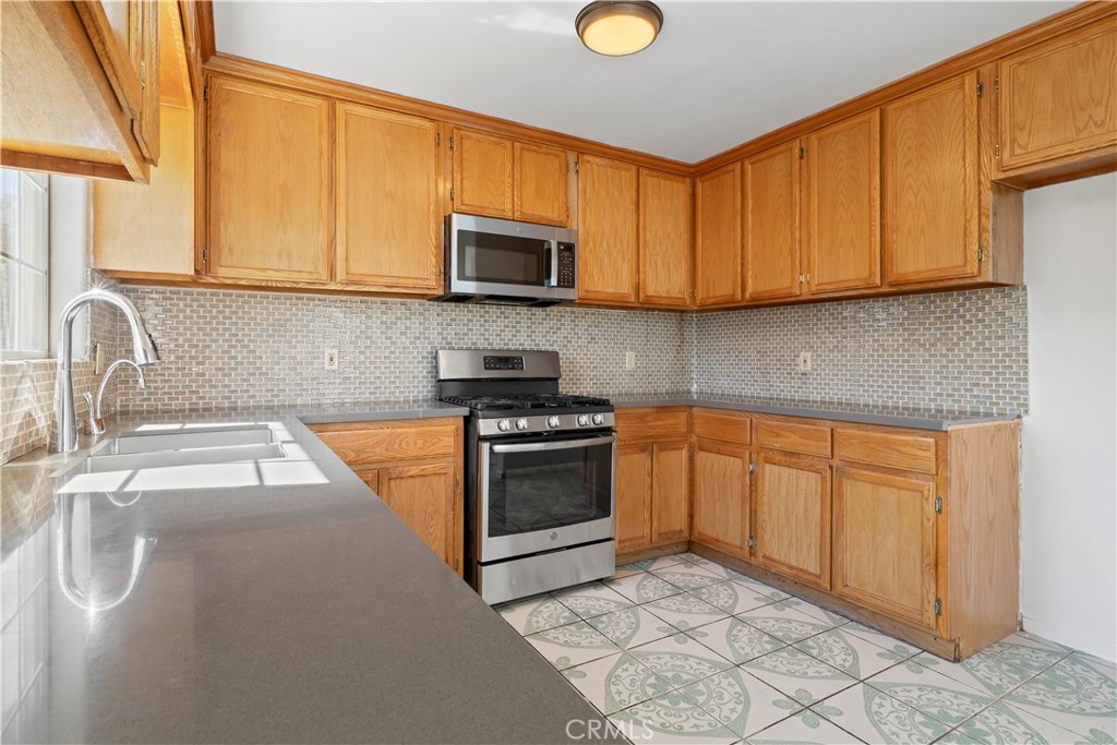 217 East 5th Street Perris, CA 92570 - Photo 7 of 44