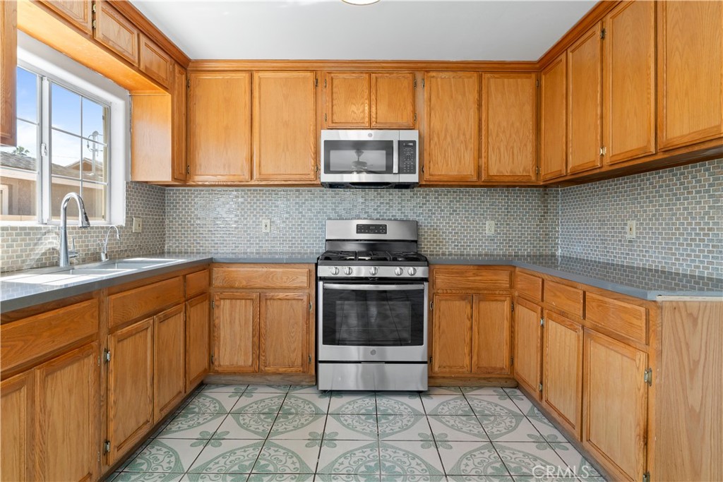 217 East 5th Street Perris, CA 92570 - Photo 8 of 44