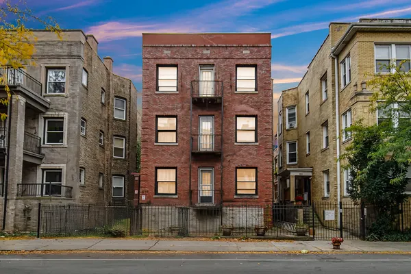 $2,600 | 819 West Lawrence Avenue, Unit 2, Chicago, IL 60640