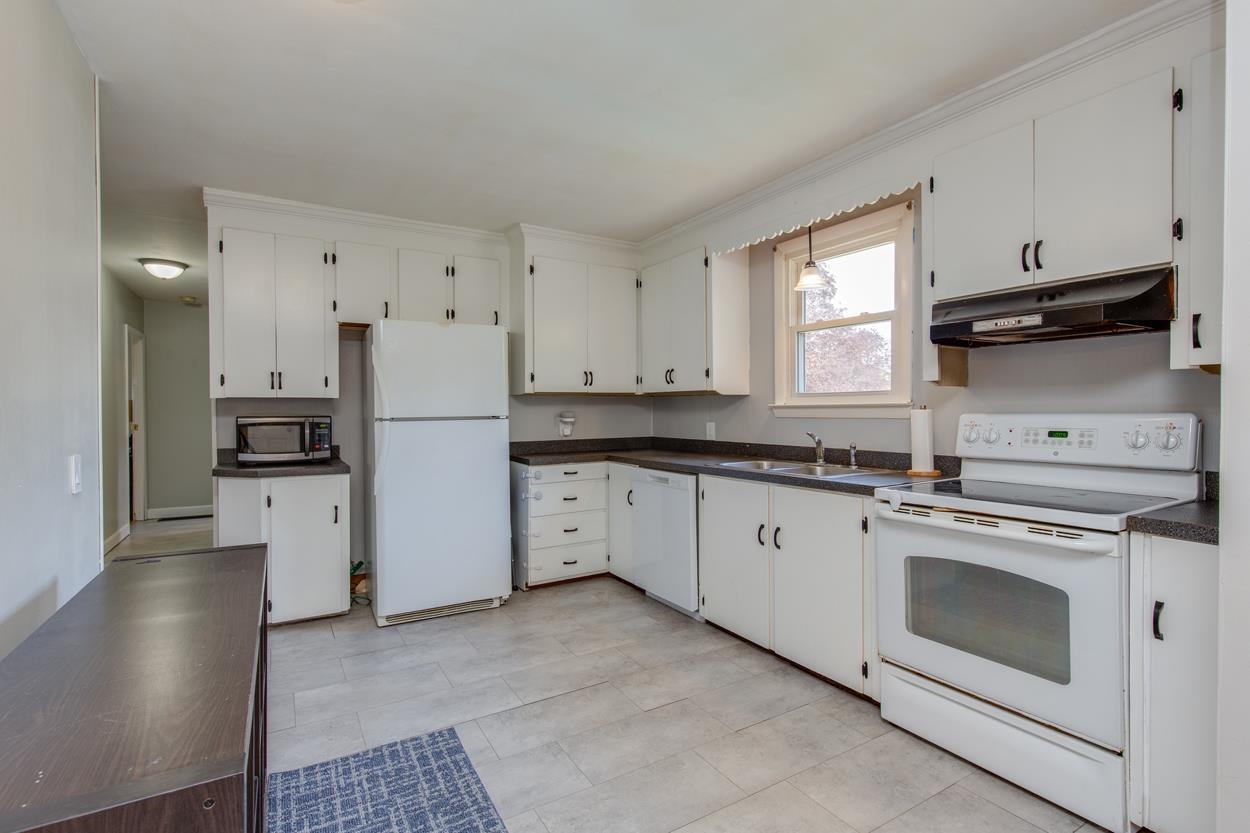 918 South Mammoth Road Manchester, NH 03109 - Photo 5 of 26