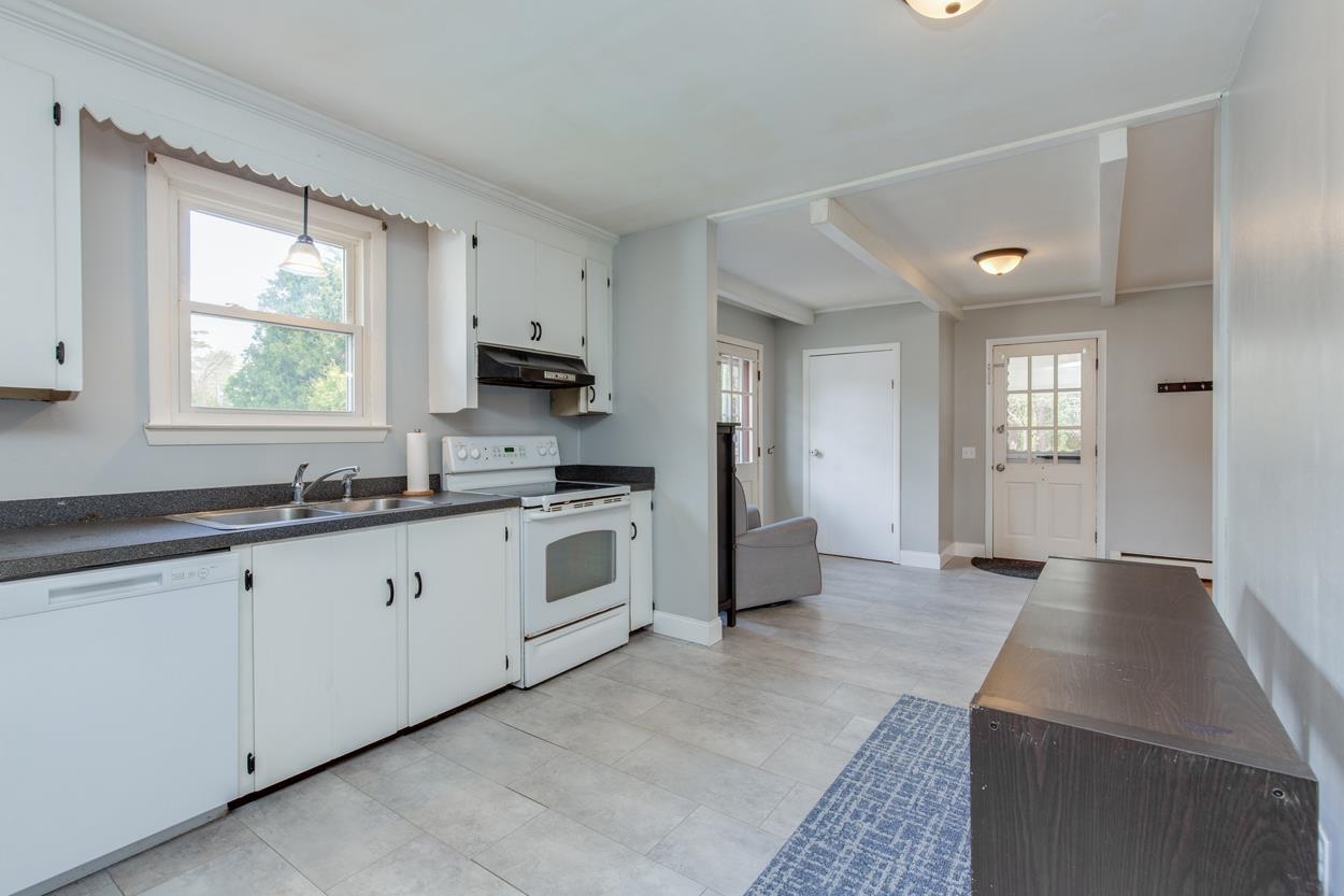 918 South Mammoth Road Manchester, NH 03109 - Photo 6 of 26