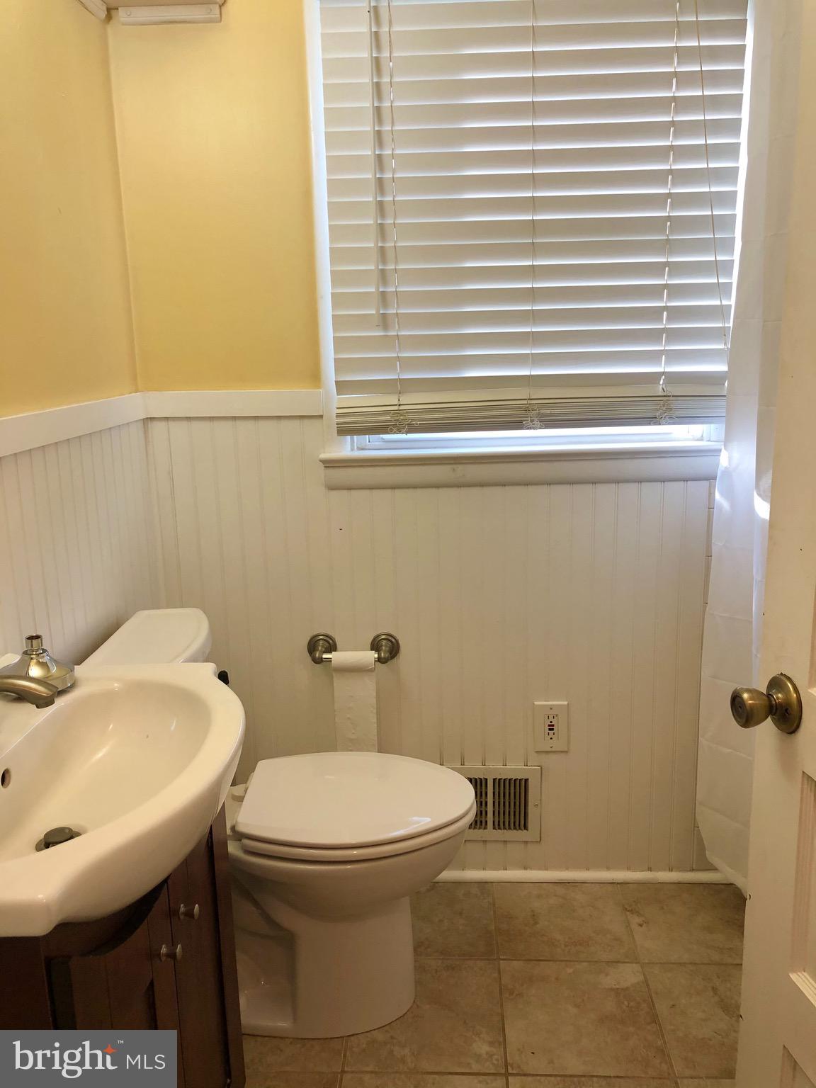 509 Westminister Road Edgewater, MD 21037 - Photo 13 of 37 First Floor Full Bathroom