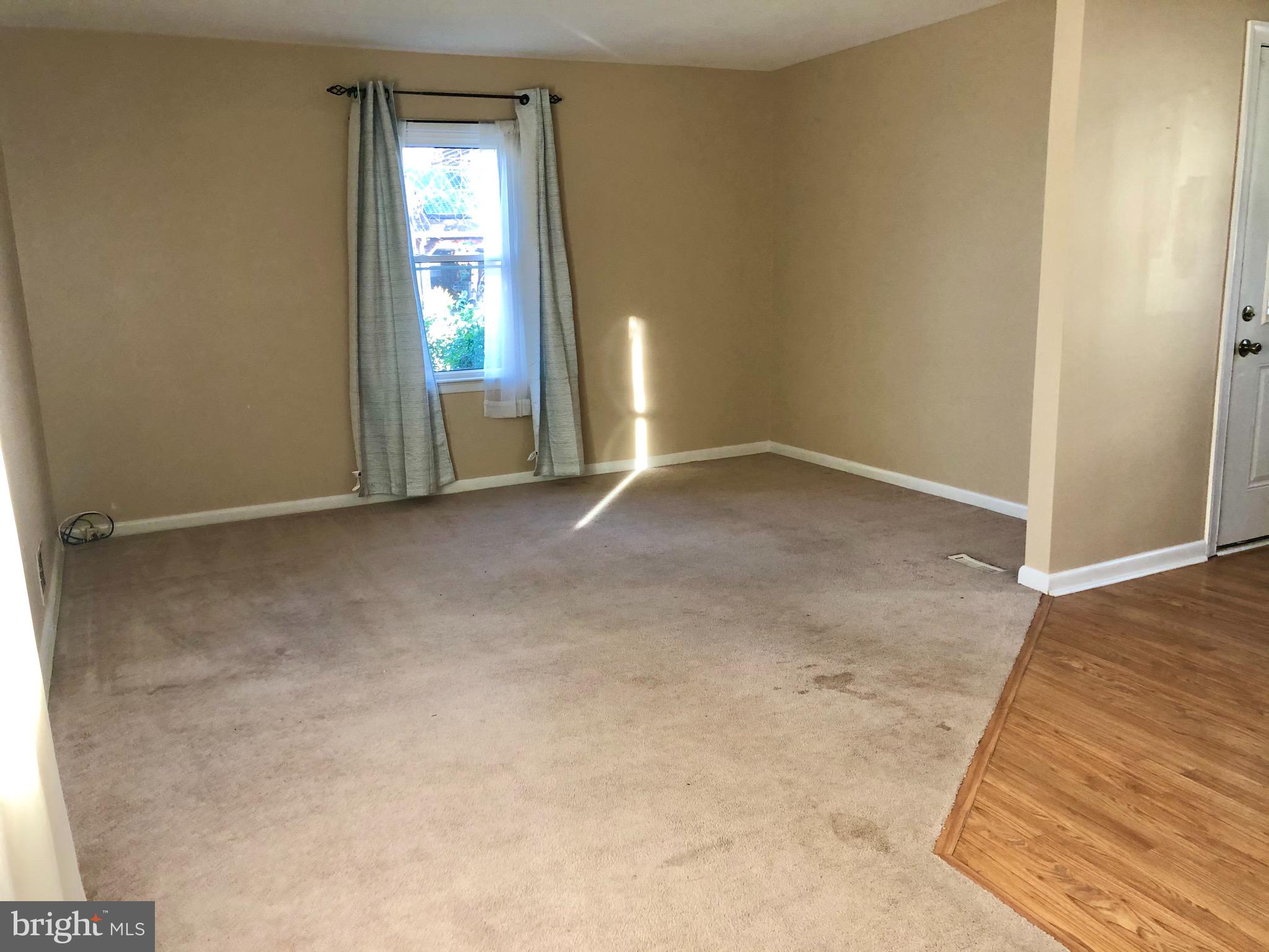 509 Westminister Road Edgewater, MD 21037 - Photo 5 of 37 Living Room