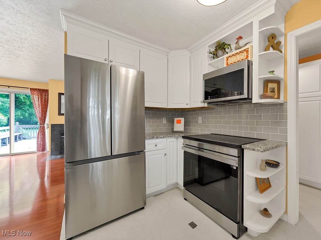 11050 Bell Road Newbury, OH 44065 - Photo 14 of 38 Kitchen featuring new stainless steel appliances.