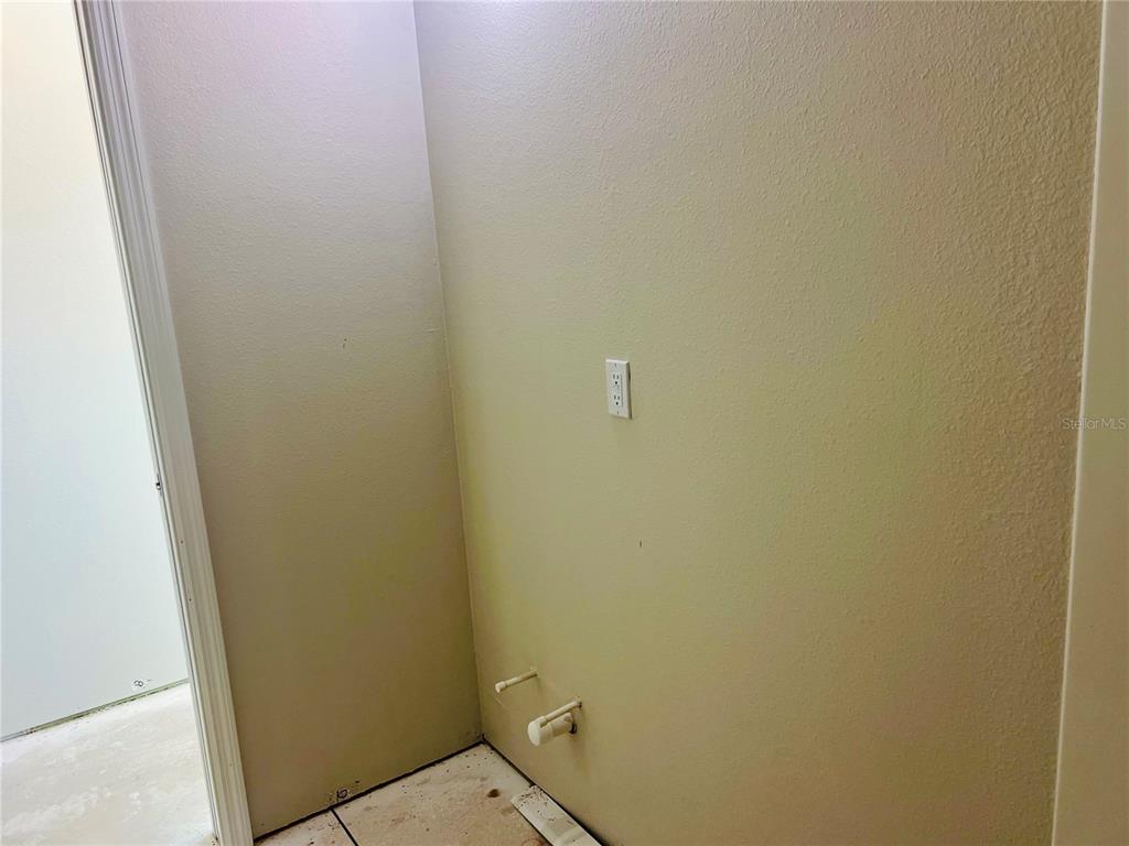 9349 Southeast 49th Terrace Webster, FL 33597 - Photo 11 of 27 close up of a white marble wall