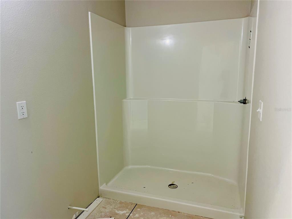 9349 Southeast 49th Terrace Webster, FL 33597 - Photo 10 of 27 a bathroom with a bathtub