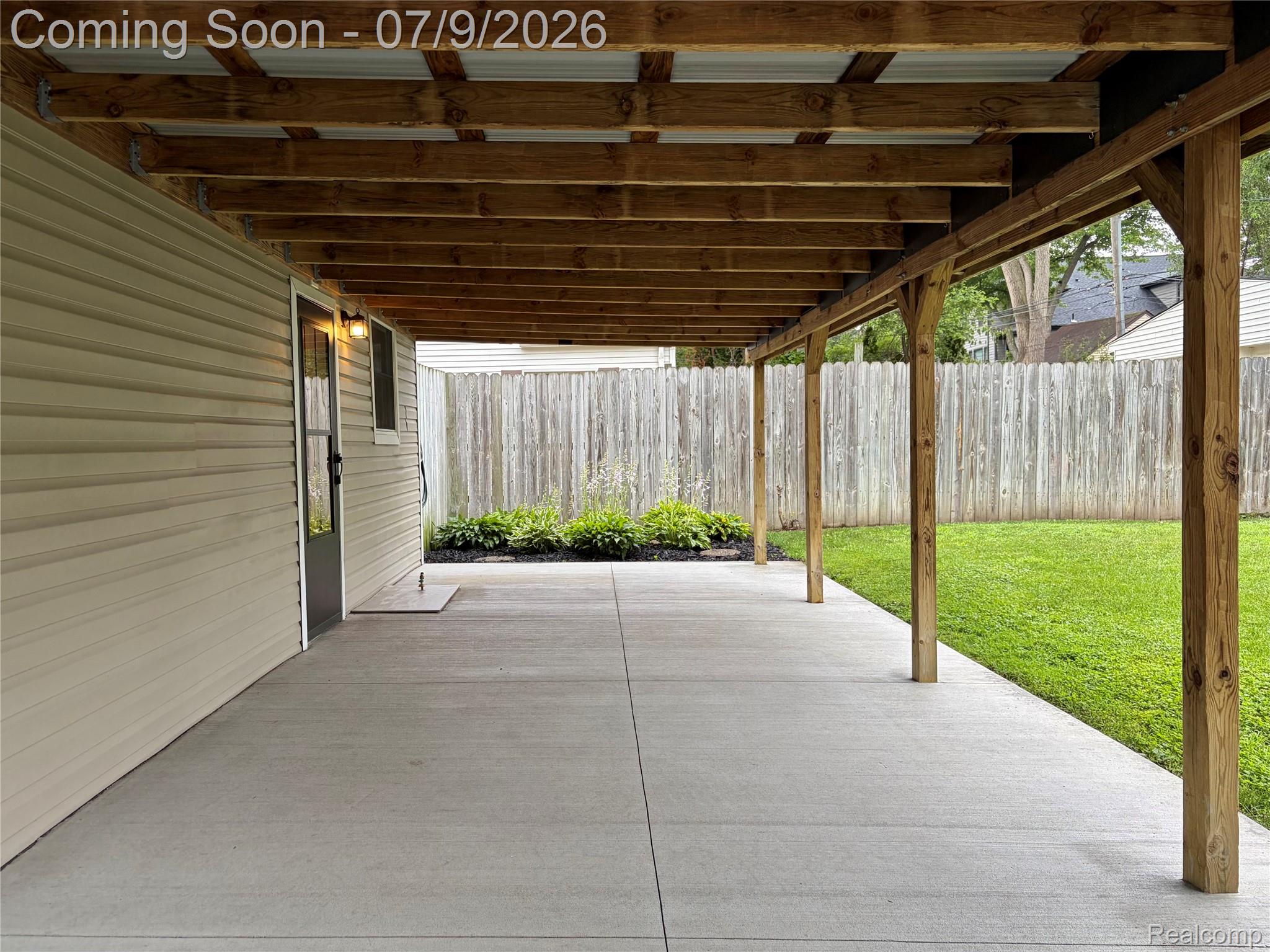 610 Quarter Street Rochester, MI 48307 - Photo 31 of 43 Large covered patio 2023