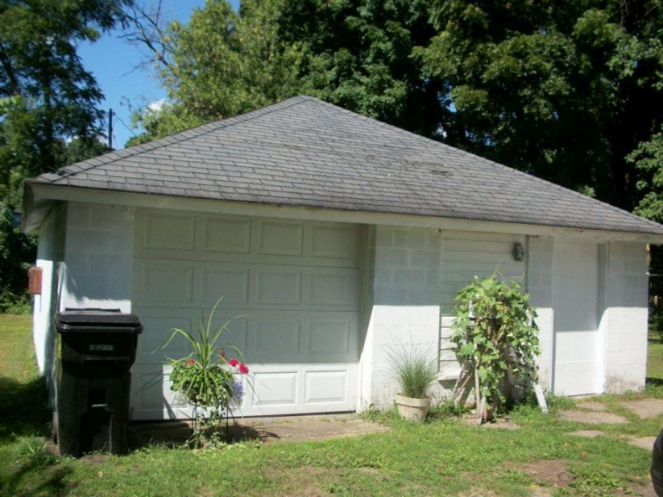 119 South Hooker Avenue Three Rivers, MI 49093 - Photo 2 of 11 119SHookerGarage
