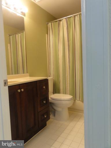 7841 Oracle Place Potomac, MD 20854 - Photo 2 of 29 a bathroom with a toilet a sink and a mirror