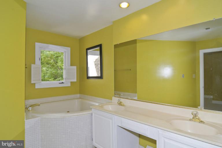 7841 Oracle Place Potomac, MD 20854 - Photo 14 of 29 a bathroom with a sink and a bathtub