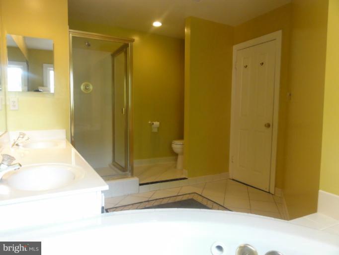 7841 Oracle Place Potomac, MD 20854 - Photo 5 of 29 a bathroom with a shower