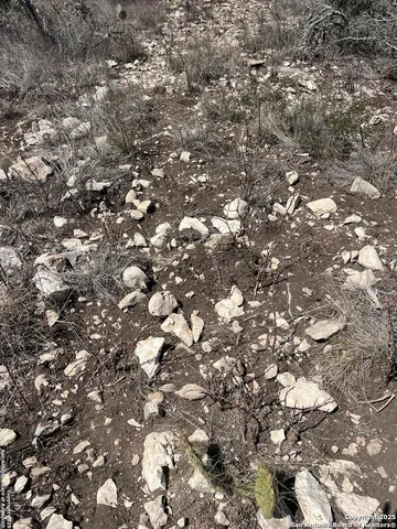 a sign that is sitting in the middle of a yard