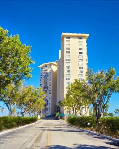 $3,300 | 11111 Biscayne Boulevard, Unit 18E, Miami, FL 33181