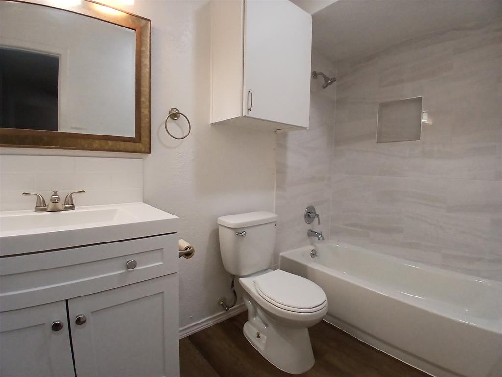 4640 Country Creek Drive, Unit 1257 Dallas, TX 75236 - Photo 9 of 11 a bathroom with a sink a toilet and bathtub