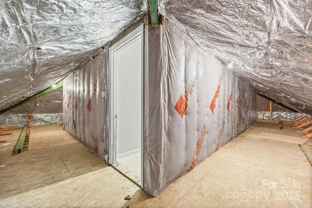 a view of a house with backyard and garden