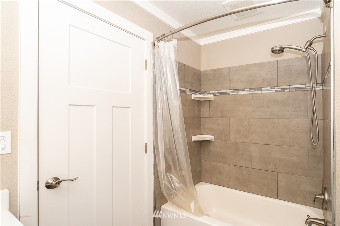 221 Berry Road Chehalis, WA 98532 - Photo 22 of 40 a bathroom with a shower and a bath tub