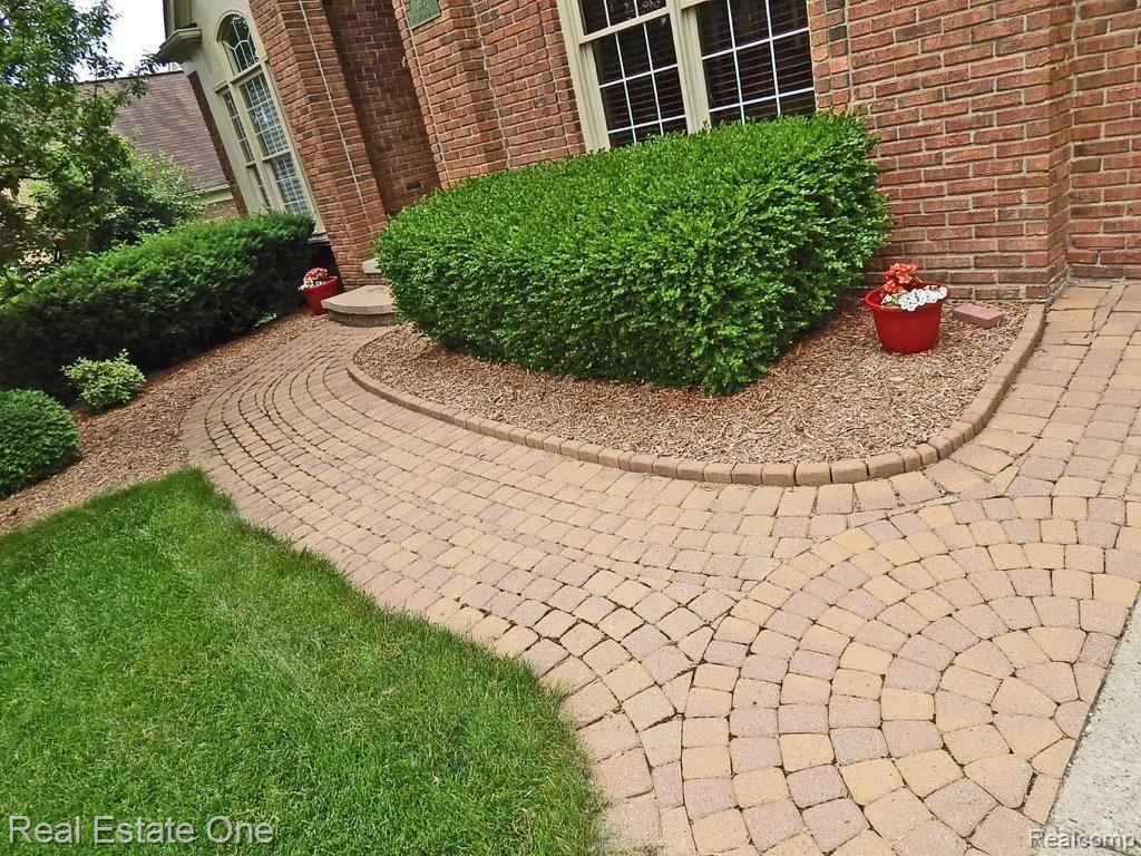 1695 Devonwood Drive Rochester, MI 48306 - Photo 2 of 37 brick.pavers