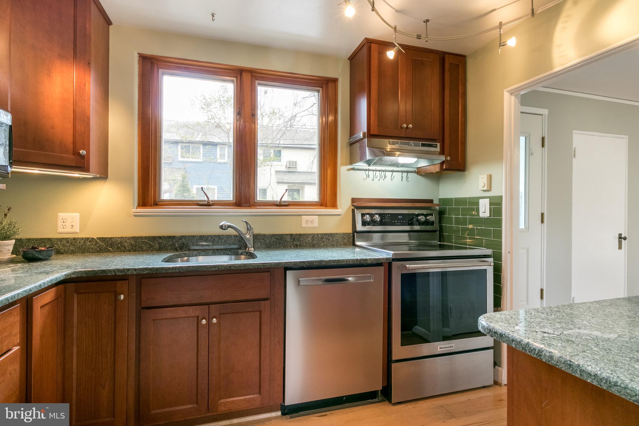 35 Ridge Road, Unit K Greenbelt, MD 20770 - Photo 5 of 18 Gourmet kitchen with Kitchen Aid convection range