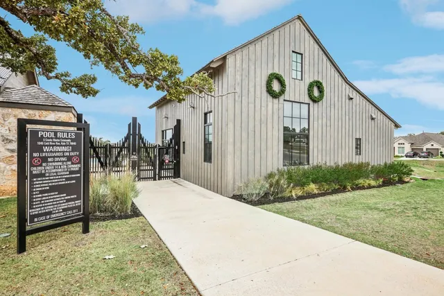 a view of a house with backyard