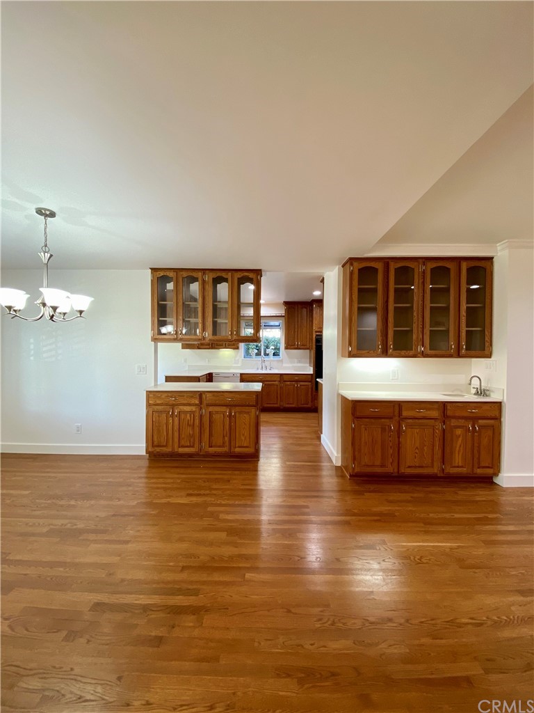948 Cambridge Drive Burbank, CA 91504 - Photo 14 of 36 a living room with furniture and kitchen view