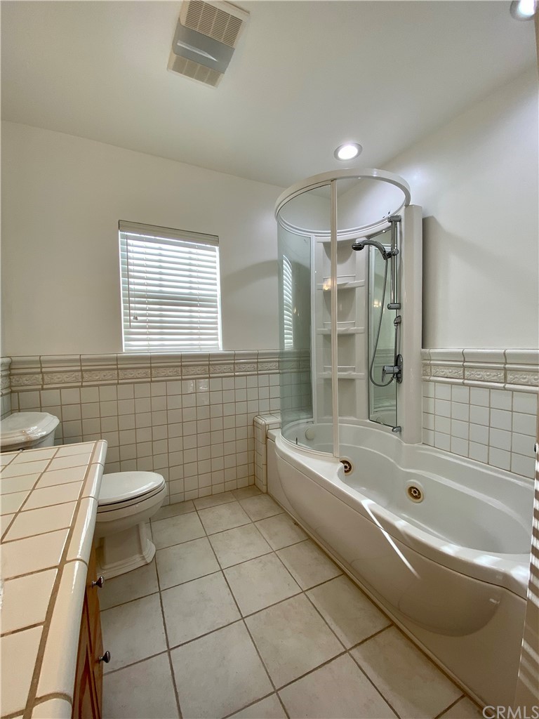 948 Cambridge Drive Burbank, CA 91504 - Photo 22 of 36 a bathroom with a bathtub and a sink