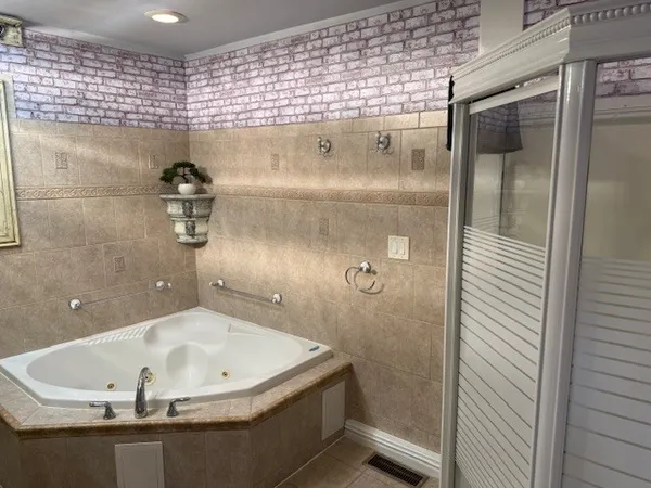 a view of entryway and kitchen