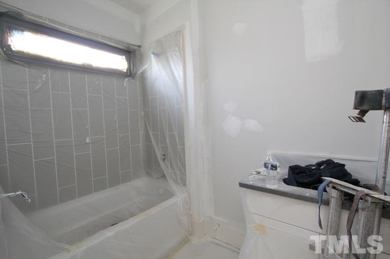 707 South State Street Raleigh, NC 27601 - Photo 21 of 23 a bathroom with a bathtub and shower