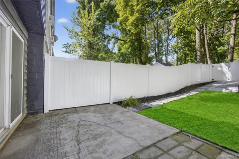 a view of a back yard